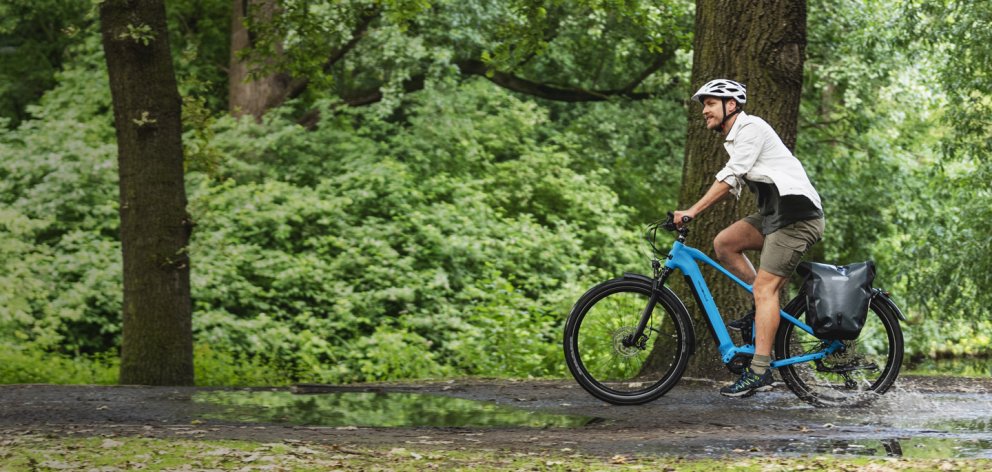 Mann auf einem vollgefederten E-Bike