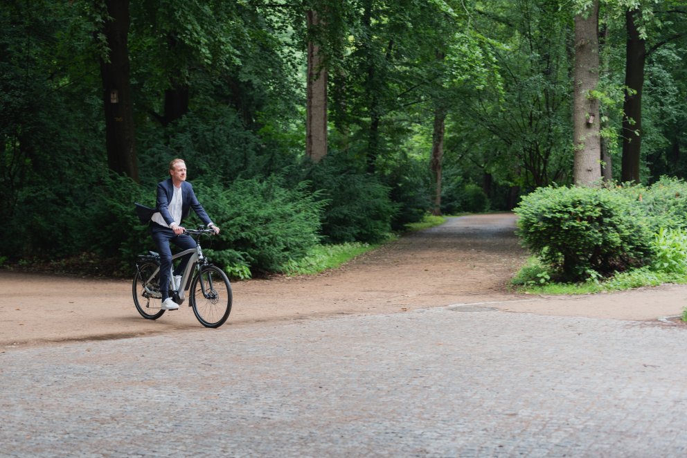 Mann im Anzug auf einem E-Bike