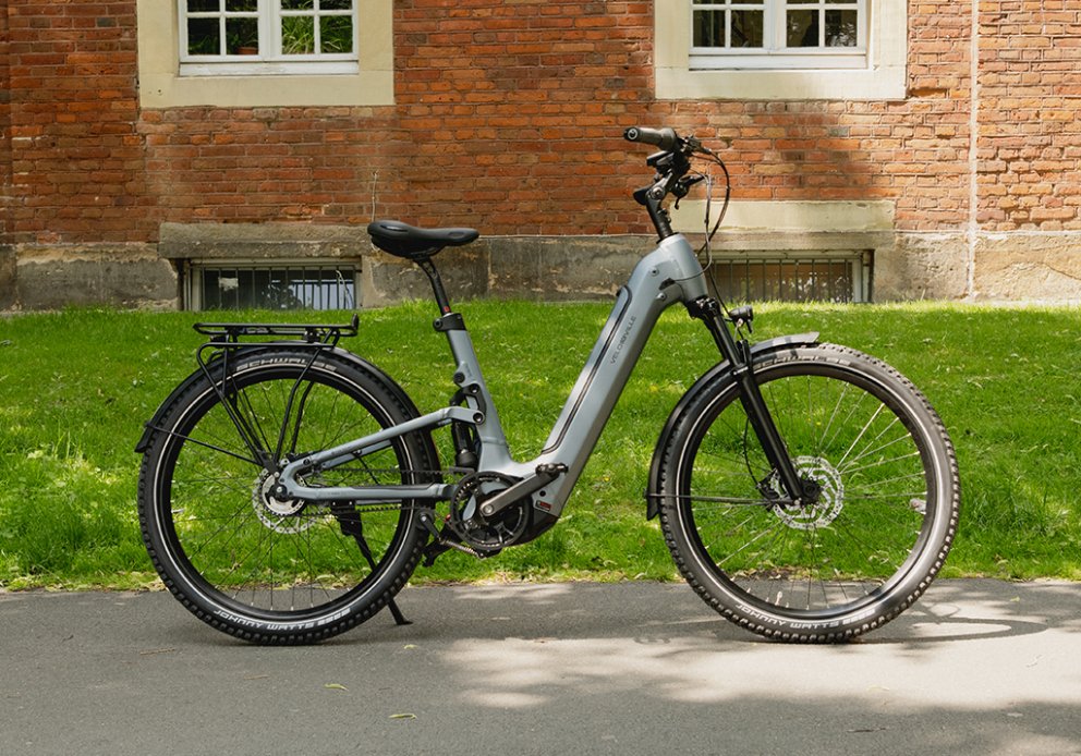 Vollgefedertes E-Bike