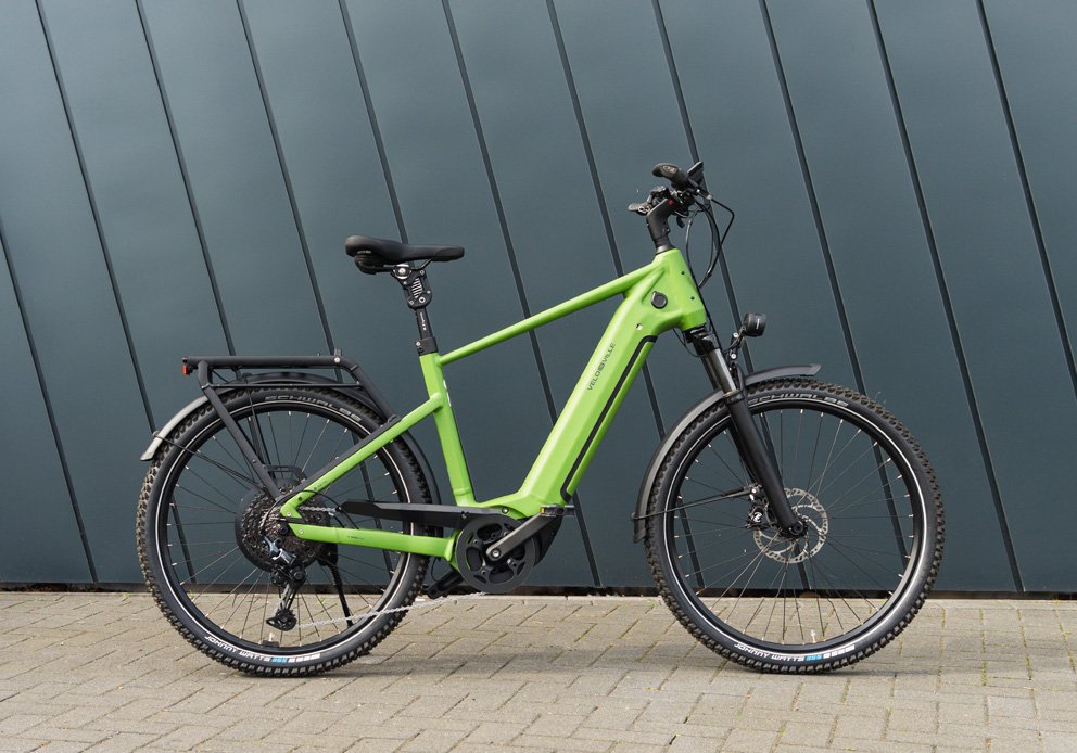 SUV E-Bike vor grauer Wand