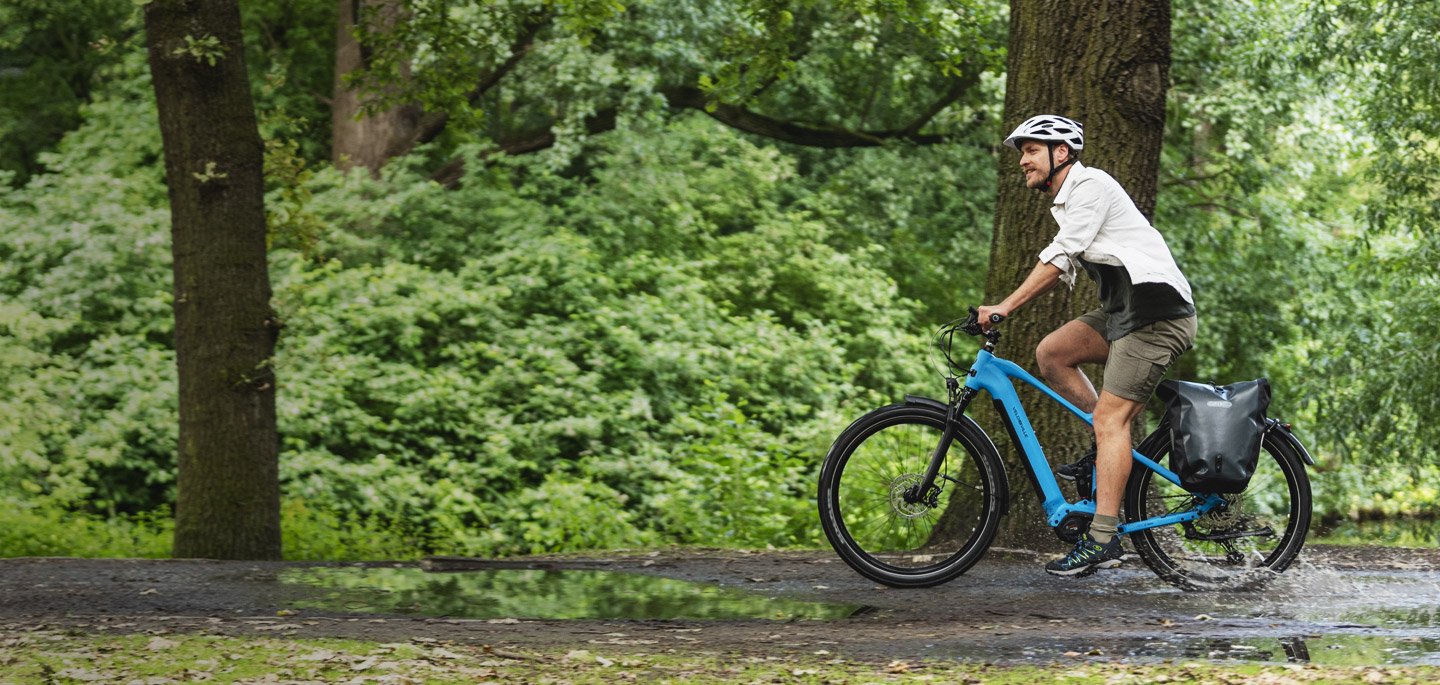 Mann auf einem vollgefederten E-Bike
