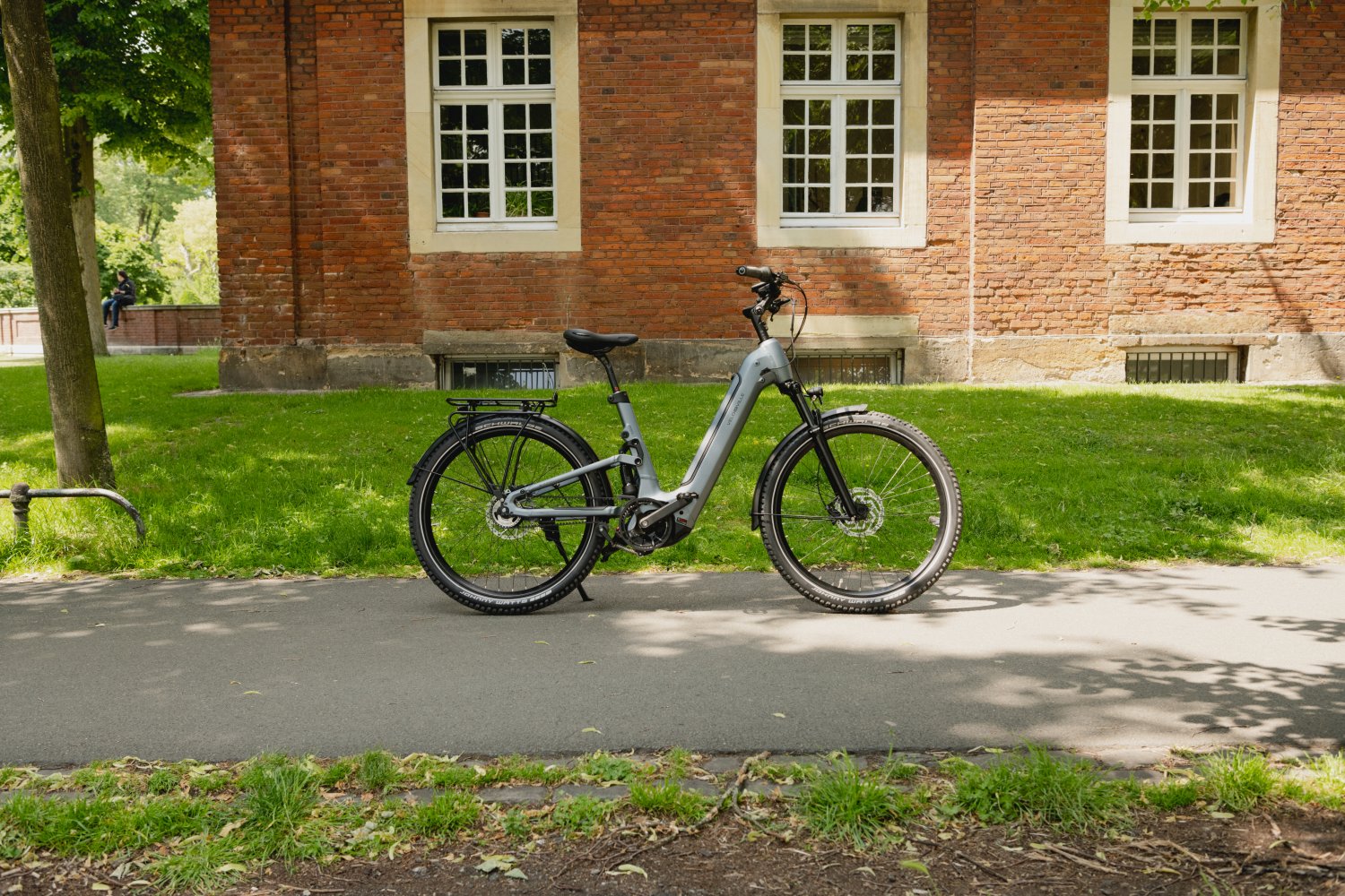 Vollgefedertes E-Bike