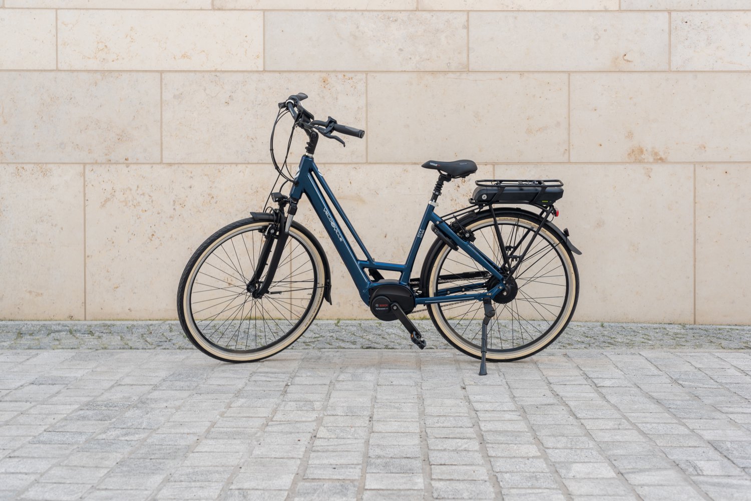 Comfort E-Bike vor Steinwand