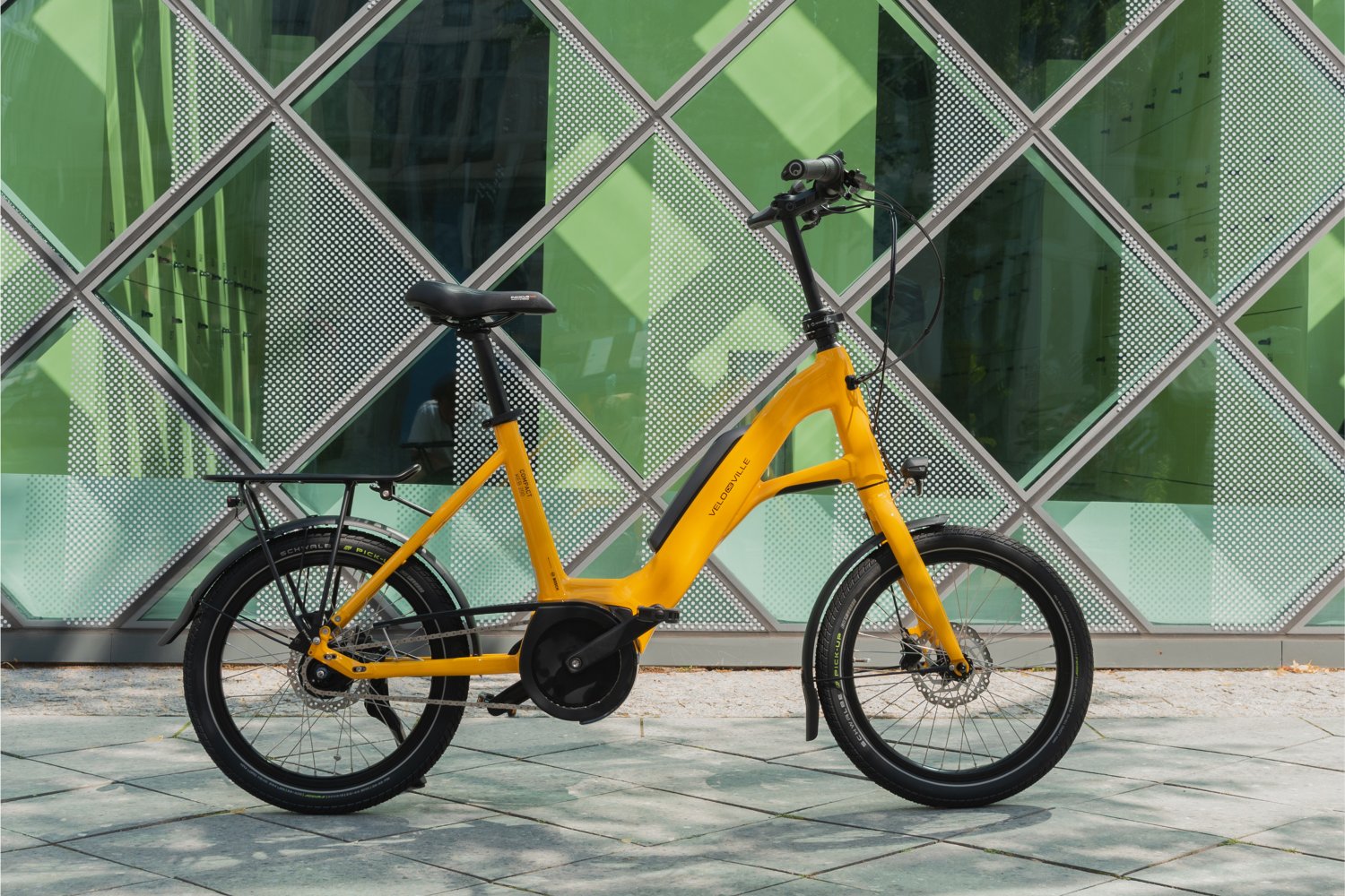 Compact E-Bike vor Glaswand