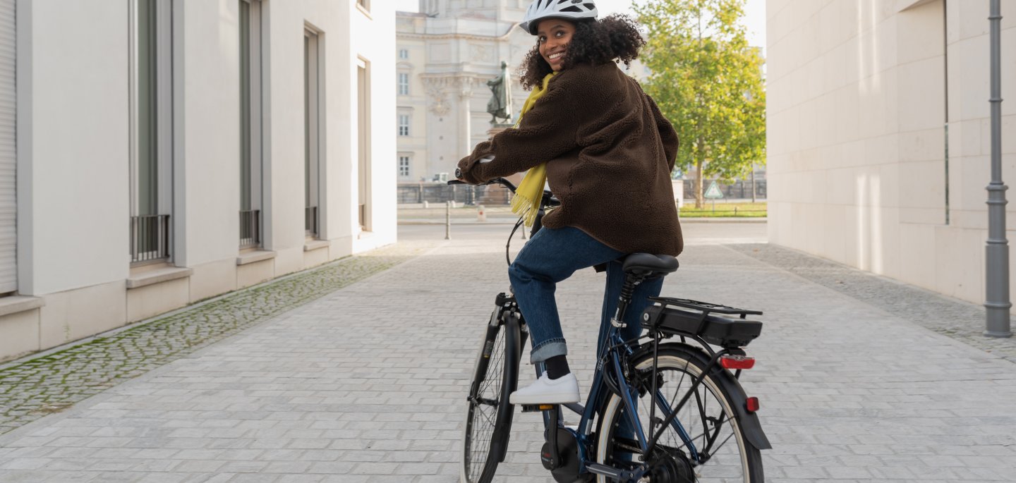 Frau auf Tiefeinsteiger E-Bike
