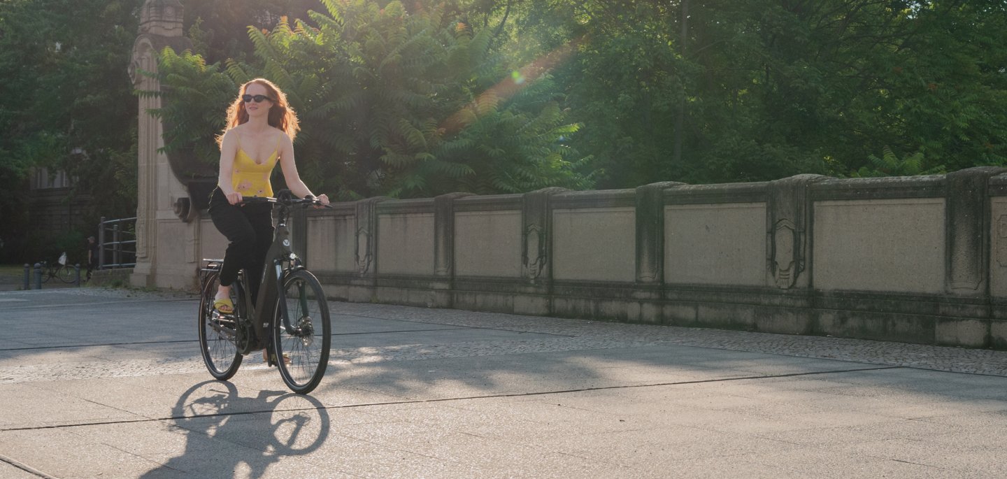 Frau auf E-Bike