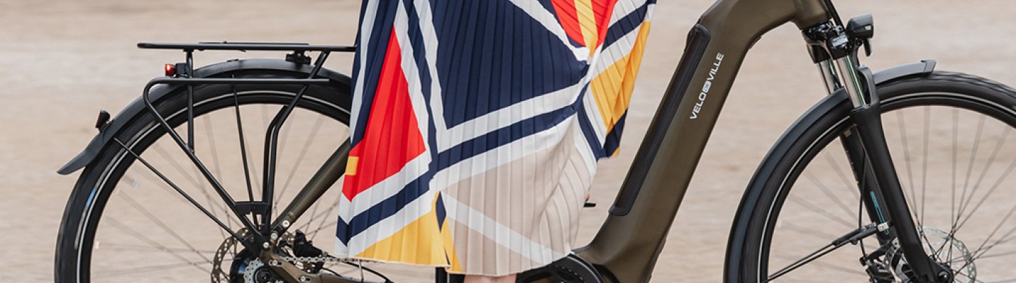 Frau auf E-Bike
