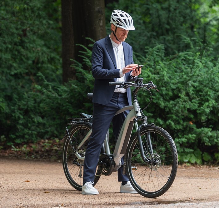 Geschäftsmann mit E-Bike