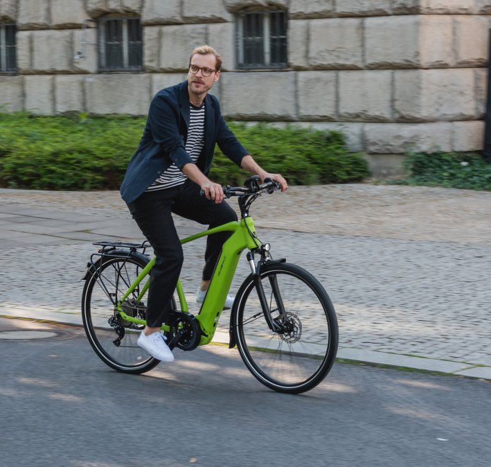 Mand på elcykel