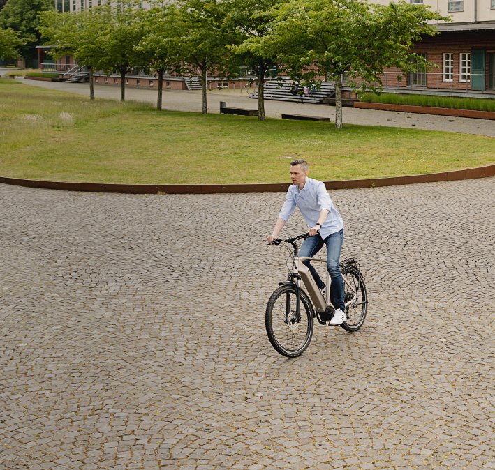 Mann fährt dynamisch mit E-Bike