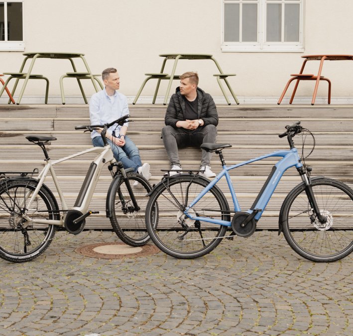 Zwei Männer auf Treppe mit E-Bikes