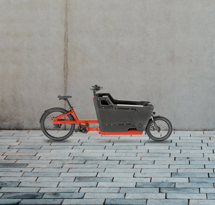 Cargobike vor Betonwand