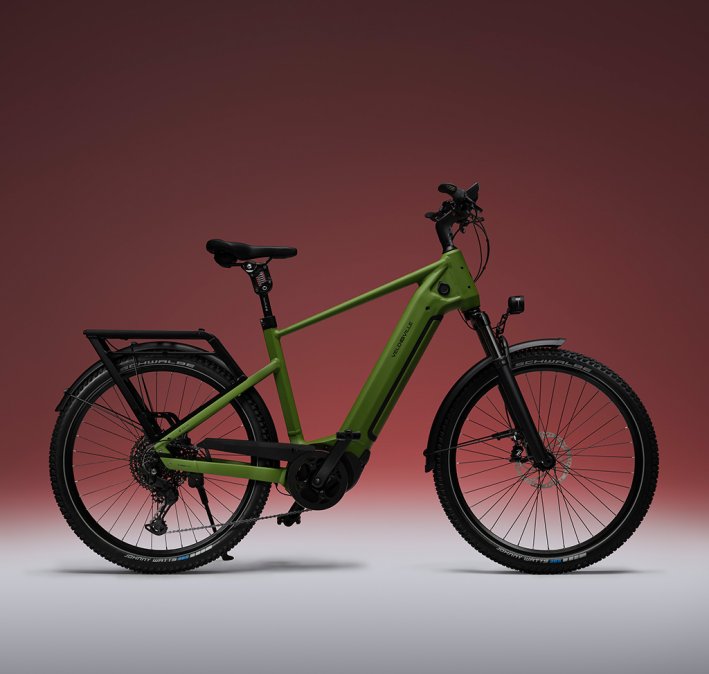 SUV E-Bike vor rotem Hintergrund