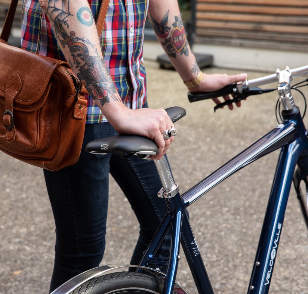 Tätowierter Mann am Fahrrad