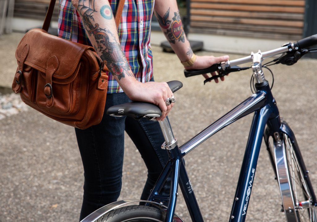 Tätowierter Mann am Fahrrad