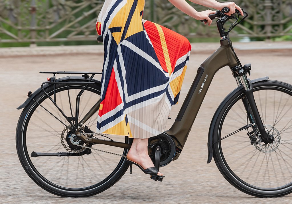 Frau auf E-Bike 