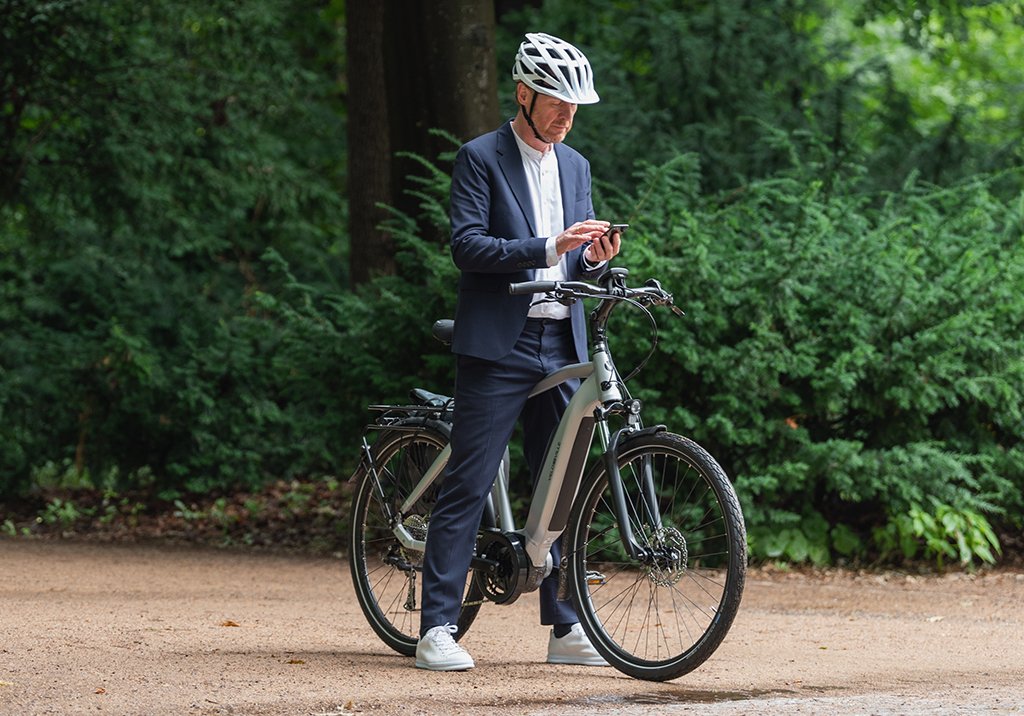 Forretningsmand med elcykel