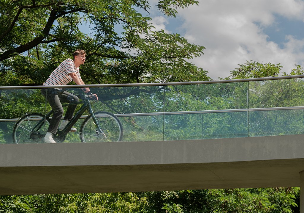 Mann auf Fahrrad über eine Brücke