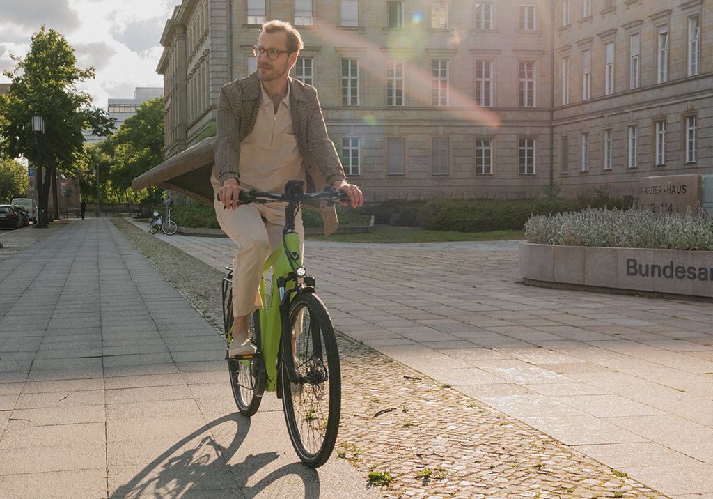 Mand på elcykel