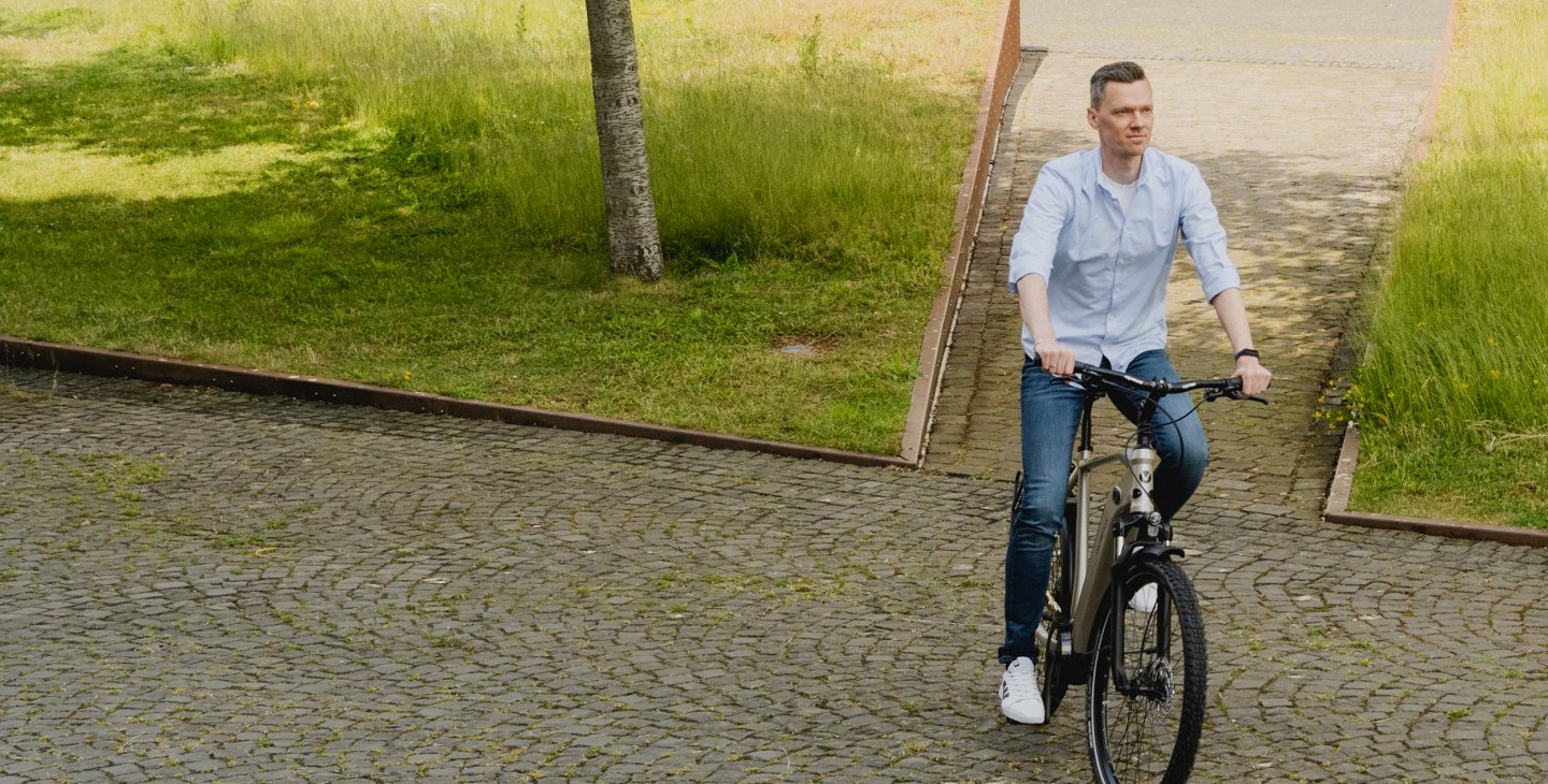 Mann auf SUV E-Bikes