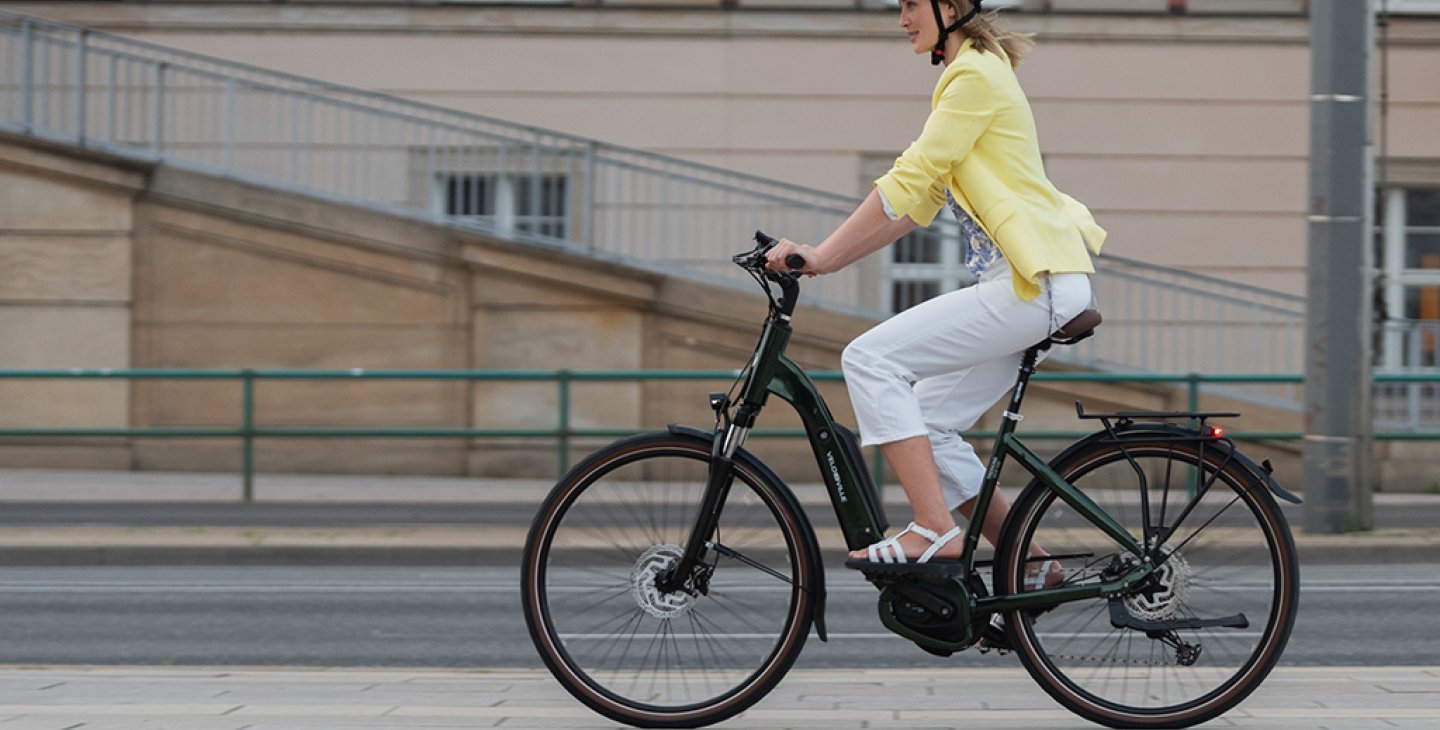 Frau auf Tiefeinsteiger E-Bike