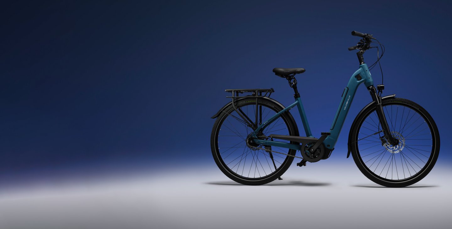 Comfort E-Bike vor blauem Hintergrund