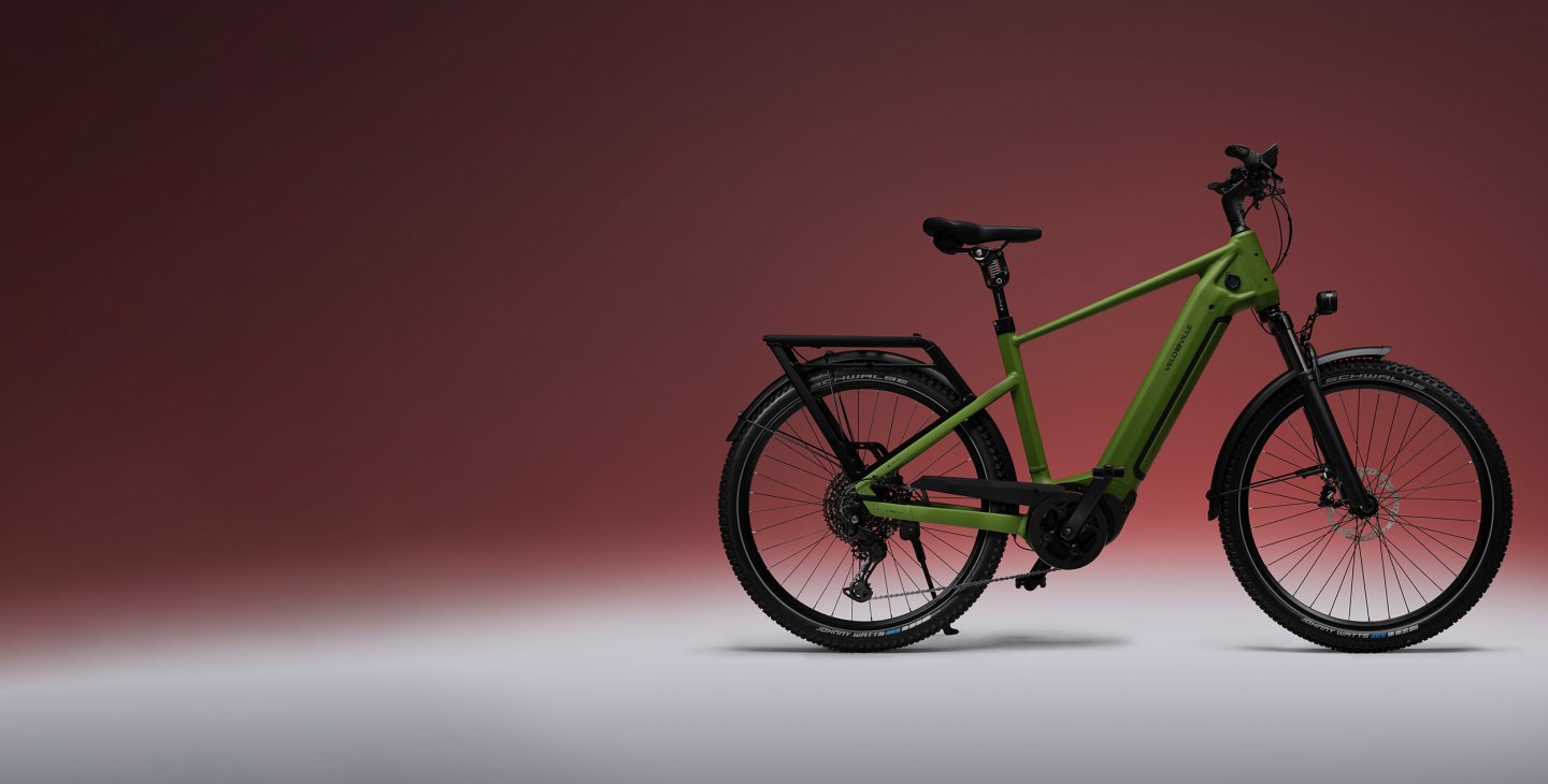 SUV E-Bike vor rotem Hintergrund