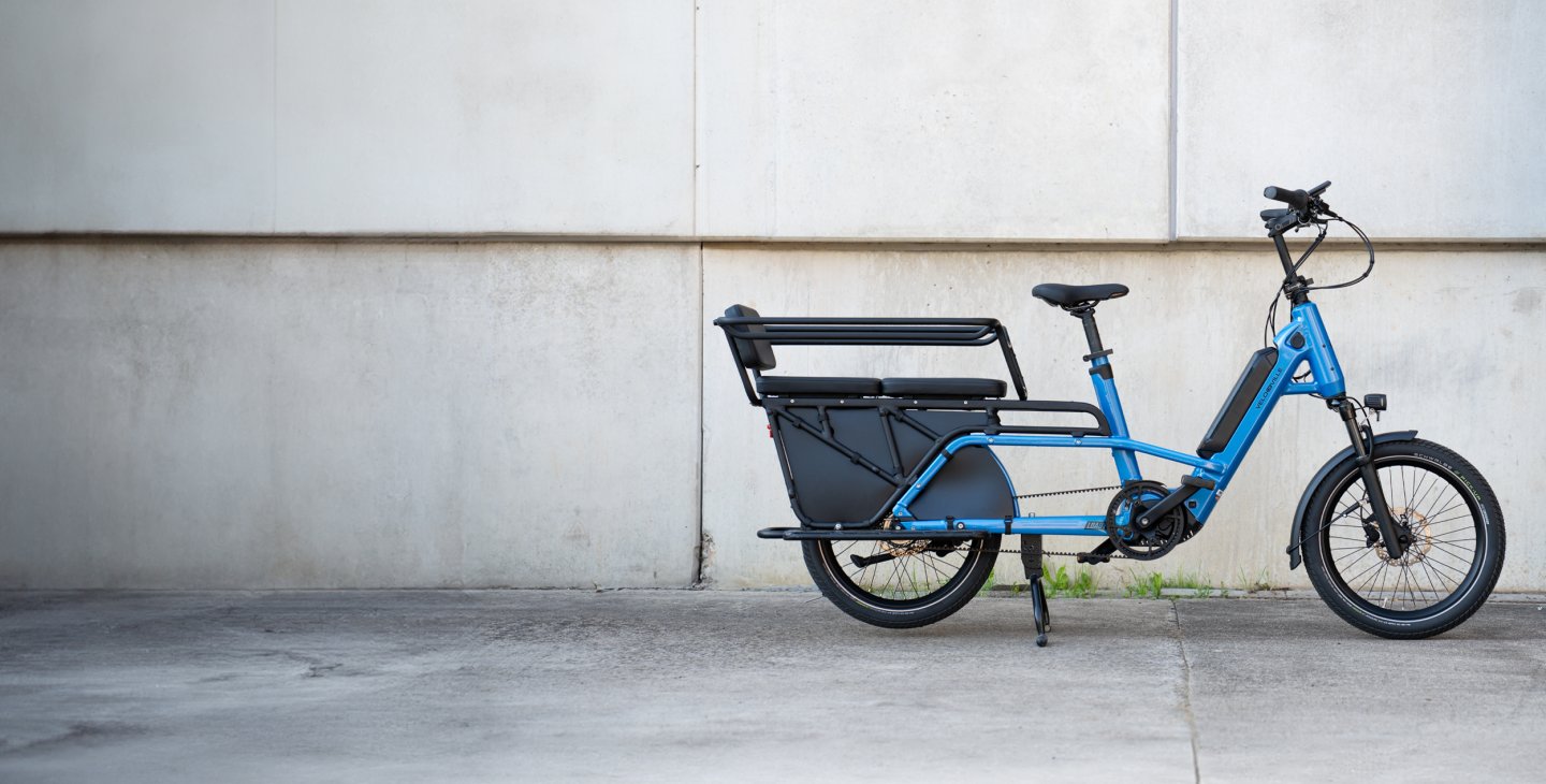 Longtail E-Bike vor grauer Wand