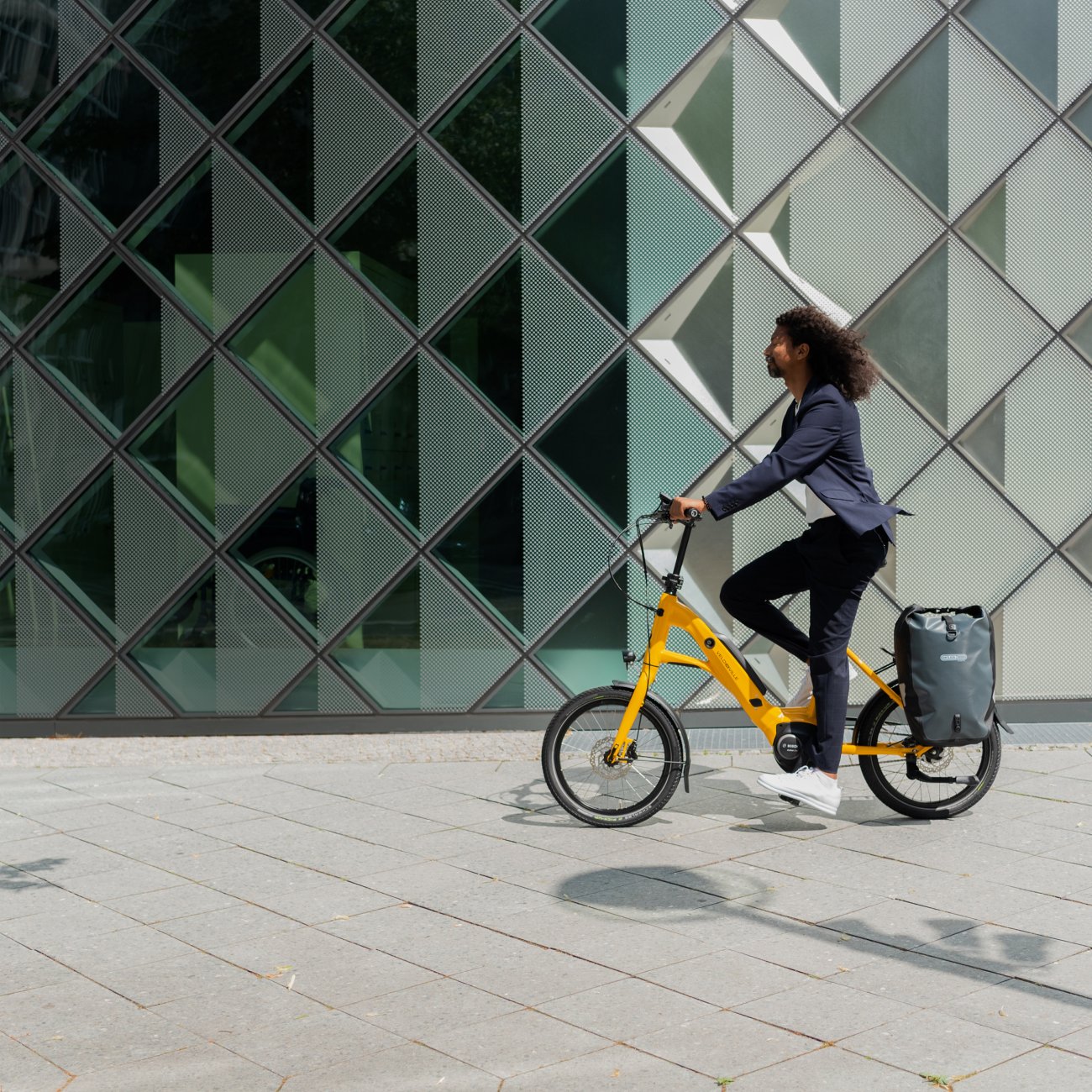 Mann auf kompaktem E-Bike