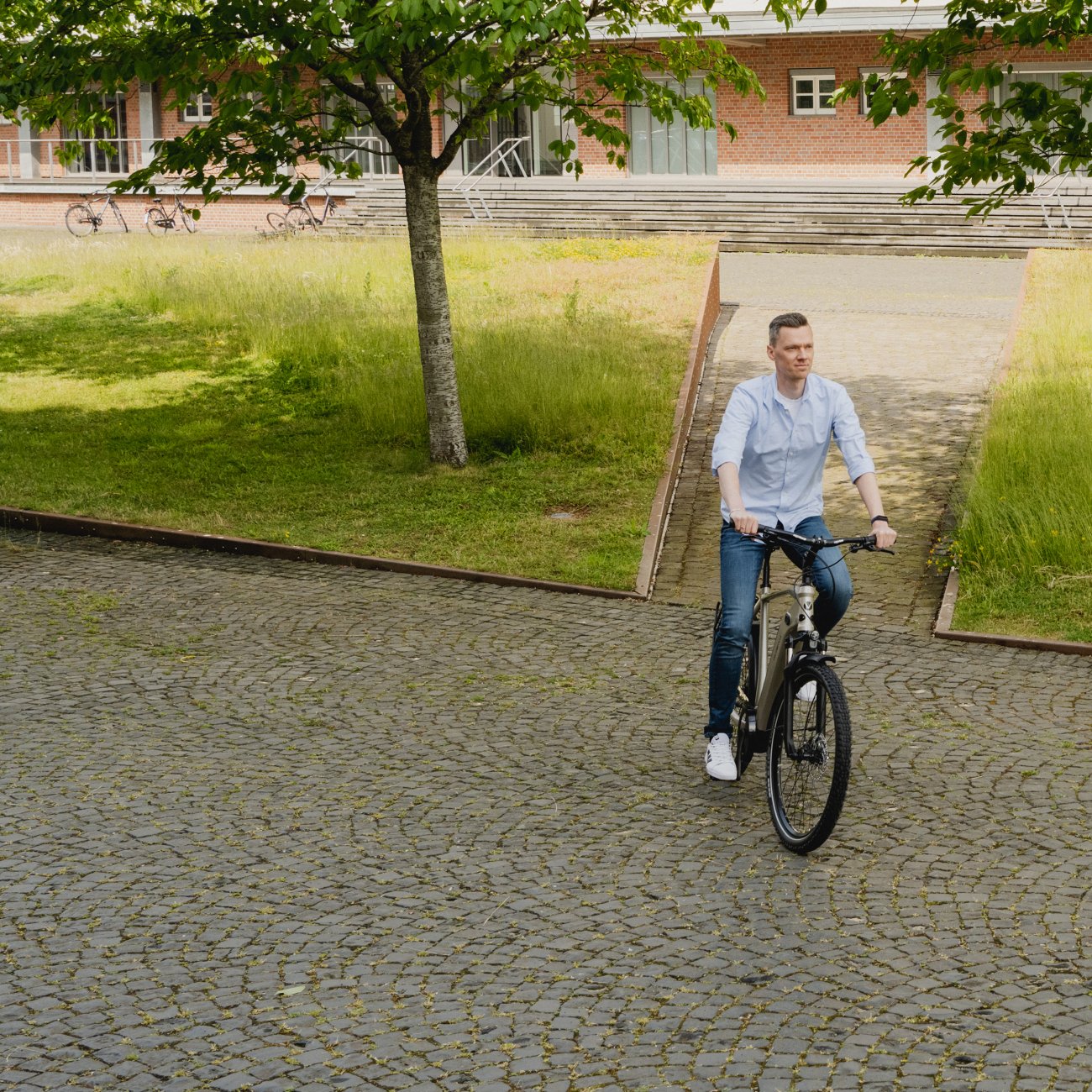 Mann auf SUV E-Bikes