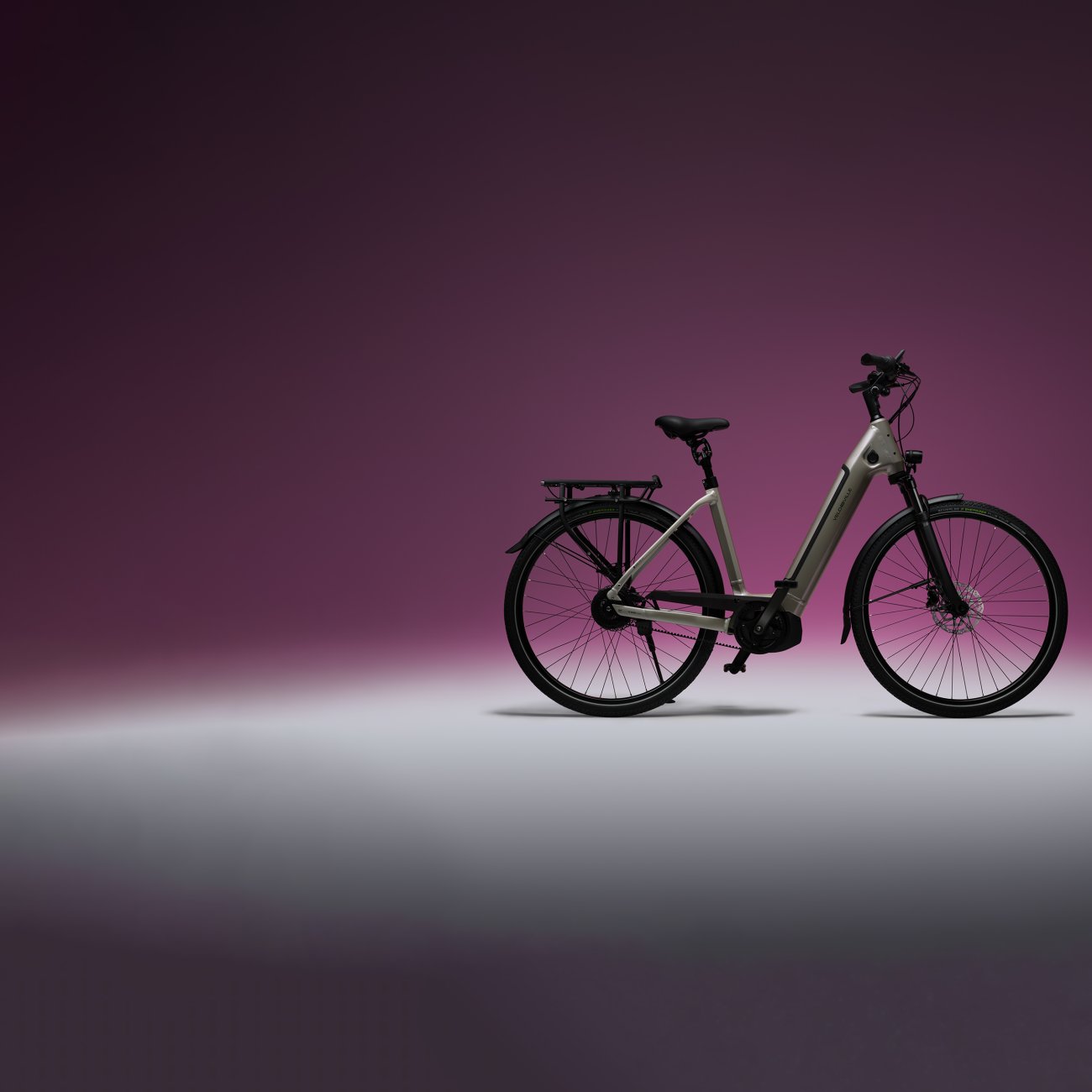 Allround E-Bike vor pinkem Hintergrund