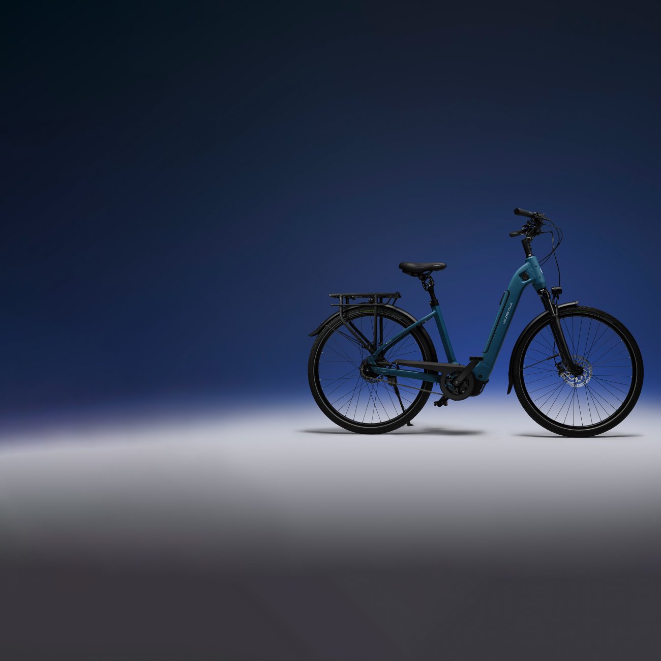 Comfort E-Bike vor blauem Hintergrund