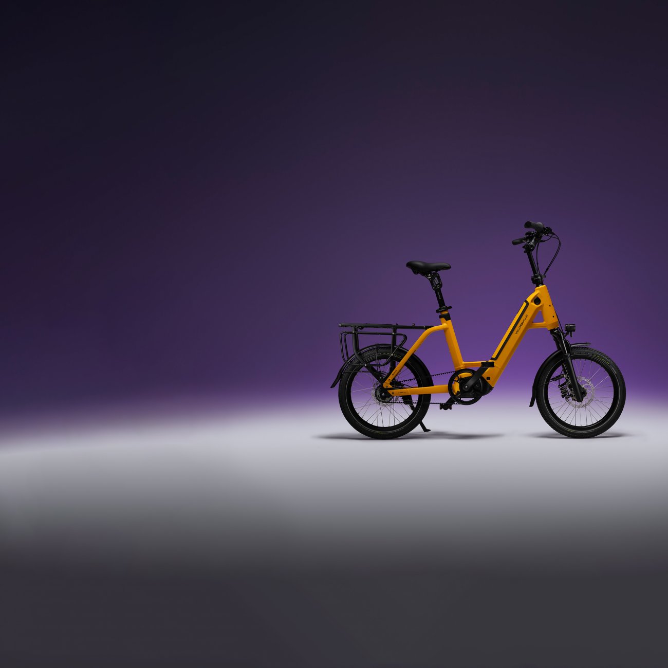 Kompaktes E-Bike vor lila Hintergrund