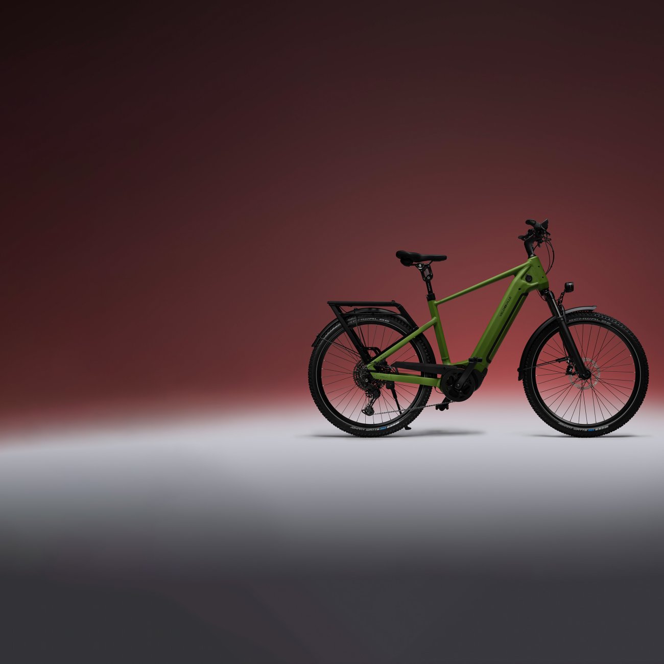 SUV E-Bike vor rotem Hintergrund